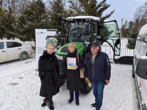 Спеціалізована техніка для боротьби з борщівником: перші громади Львівщини отримали нову техніку та навісне обладнання